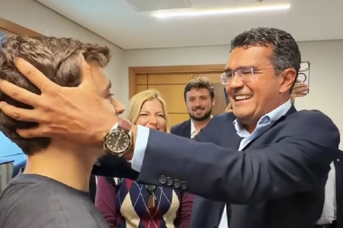 Lahesio tieta Nikolas Ferreira em Brasília: “Você é de verdade, cara!” Lahesio tieta Nikolas Ferreira em Brasília: “Você é de verdade, cara!”