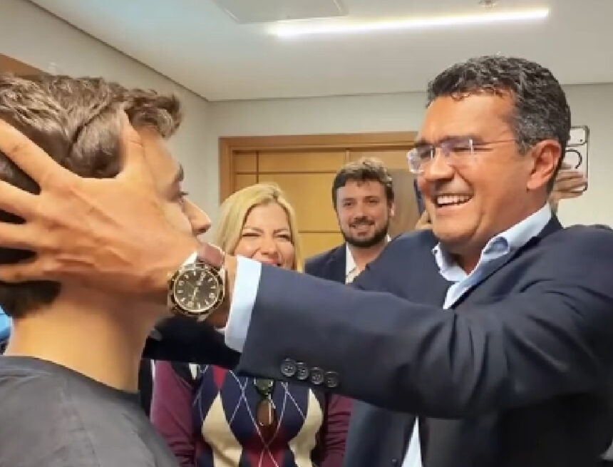Lahesio tieta Nikolas Ferreira em Brasília: “Você é de verdade, cara!” Lahesio tieta Nikolas Ferreira em Brasília: “Você é de verdade, cara!”