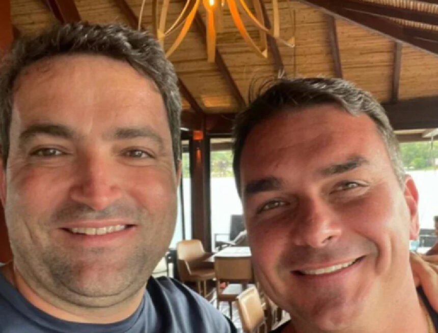 Dono da TV Difusora pagou para remover links sobre ligação com Flávio Bolsonaro, aponta PF Dono da TV Difusora pagou para remover links sobre ligação com Flávio Bolsonaro, aponta PF